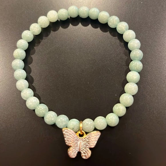 Genuine Amazonite Chakra Beaded Gold Butterfly Charm Stretch Bracelet New - Picture 1 of 3